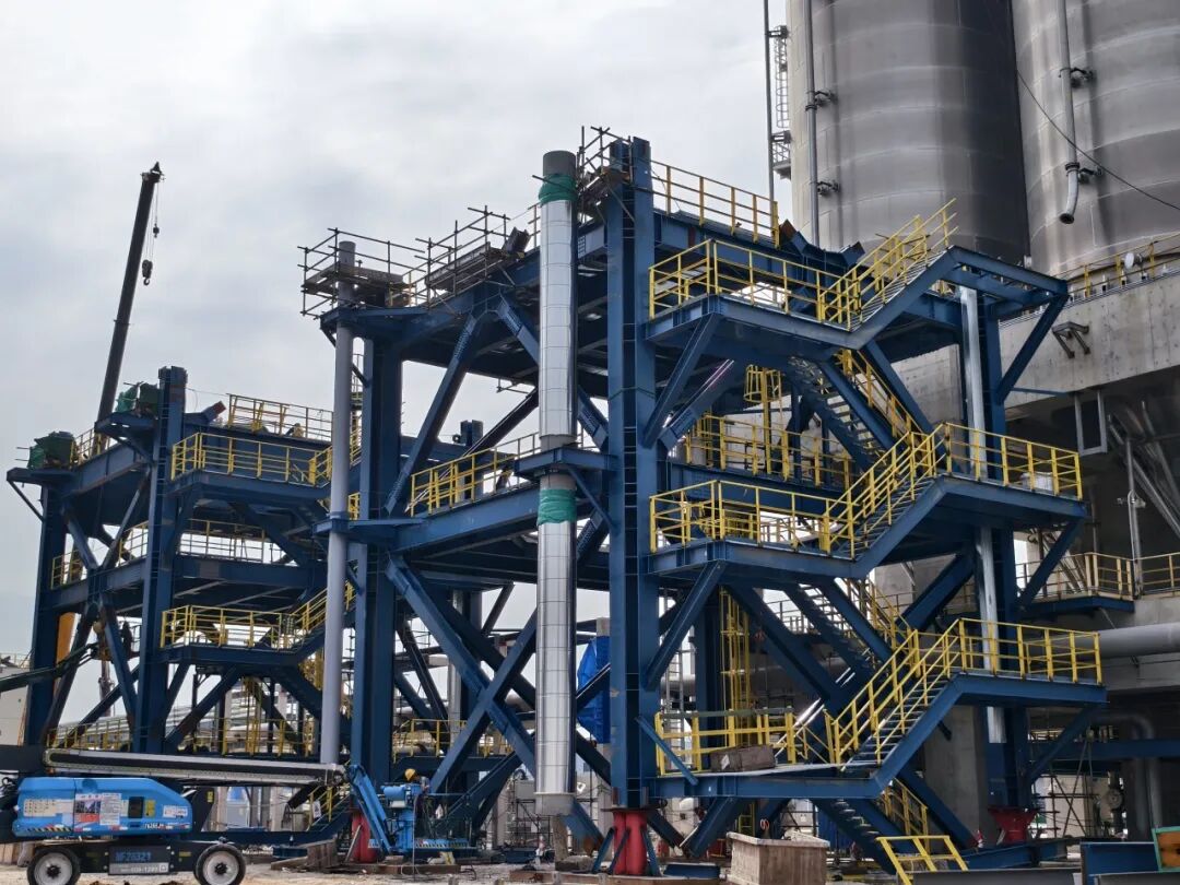 華陸公司總承包福建中沙古雷乙烯項目聚丙烯裝置擠壓造粒框架封頂，標志工程建設取得關鍵進展